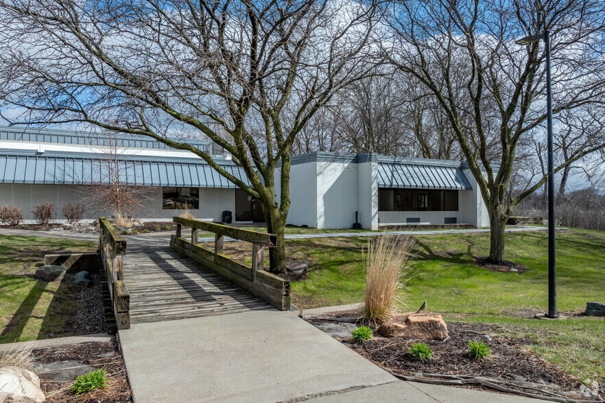 4440 W Round Lake Rd, Arden Hills, MN for lease - Building Photo - Image 2 of 4