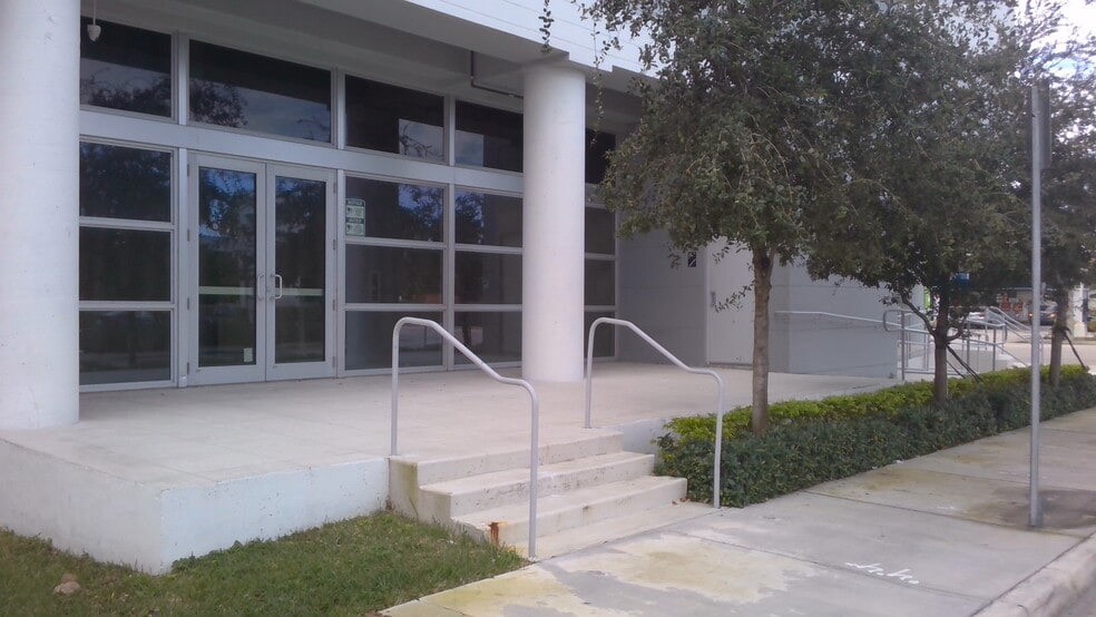 201 NW 37th Ave, Miami, FL for lease - Building Photo - Image 2 of 7