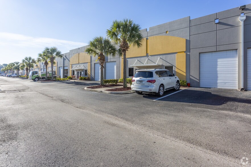 12801 Commerce Lakes Dr, Fort Myers, FL à louer - Photo du bâtiment - Image 3 de 6