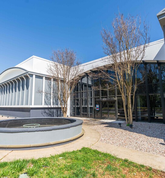 2719 Westport Rd, Charlotte, NC à louer - Photo du bâtiment - Image 3 de 13