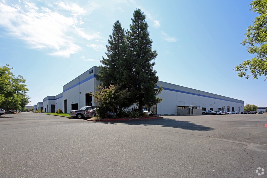 4201 Sierra Point Dr, Sacramento, CA à louer - Photo du bâtiment - Image 2 de 11