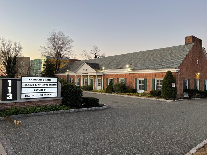 113 Crossways Park Dr, Woodbury, NY à louer - Photo du bâtiment - Image 3 de 4