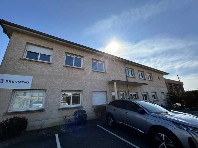 Office in Chassieu for lease - Building Photo - Image 1 of 7