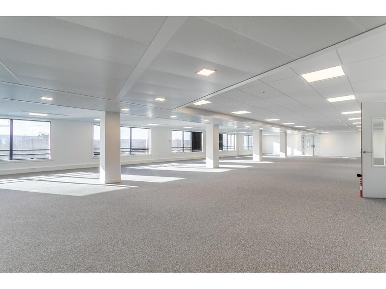 1 Avenue Edouard Belin, Rueil-Malmaison for lease - Interior Photo - Image 2 of 12