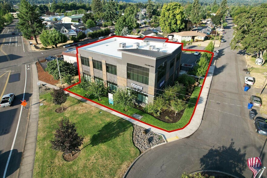 735 E Clarendon St, Gladstone, OR à vendre - Aérien - Image 2 de 12