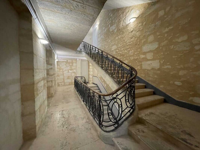 Office in Bordeaux for lease - Interior Photo - Image 3 of 7