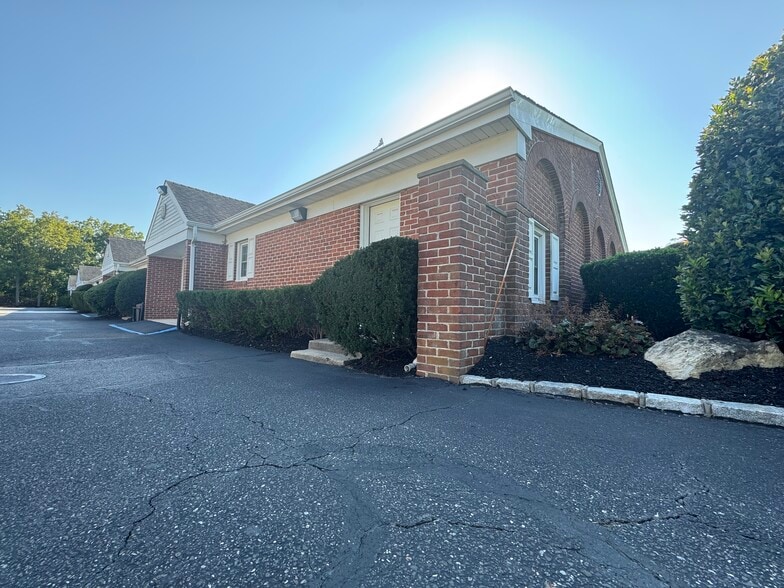 200 E Main St, Smithtown, NY for lease - Primary Photo - Image 1 of 14