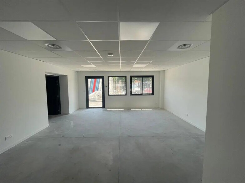 Retail in Marseille for lease - Interior Photo - Image 3 of 8