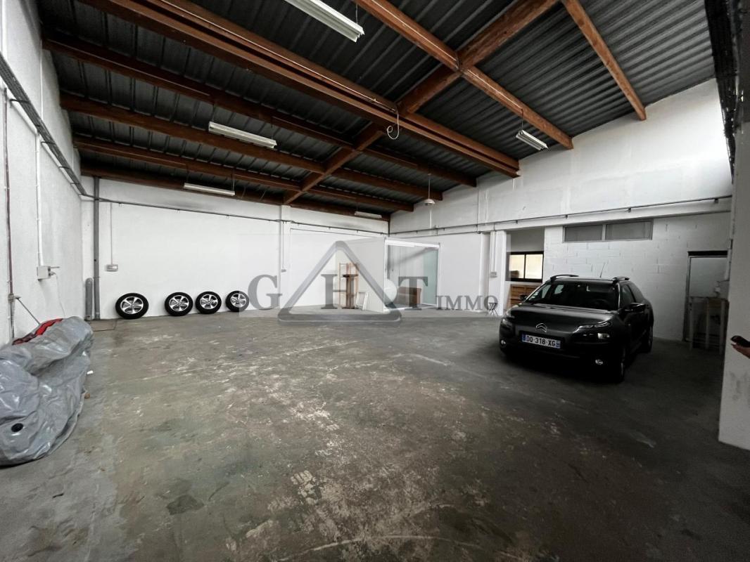Industrial in Saint-Maur-des-Fossés for lease Interior Photo- Image 1 of 4