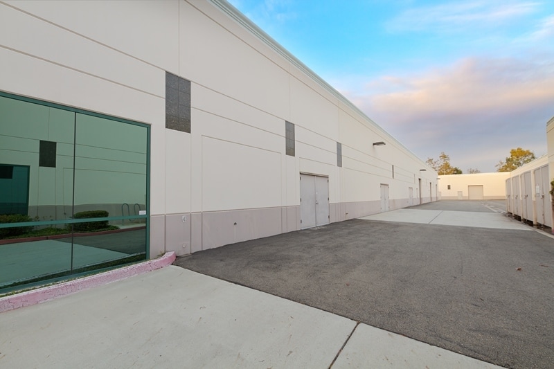 1945 Avenida Del Oro, Oceanside, CA à louer - Photo du bâtiment - Image 3 de 8