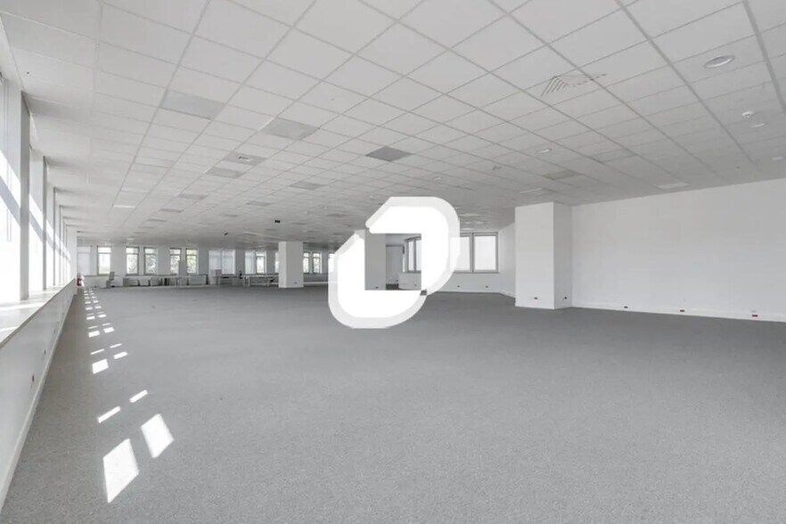 Office in Noisy-le-Grand for lease - Building Photo - Image 2 of 14