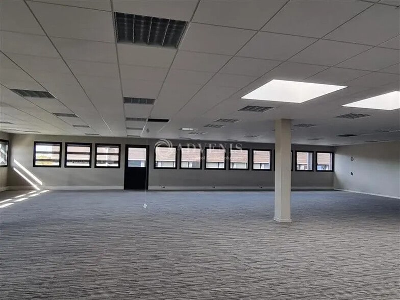 Office/Medical in Loos for lease - Interior Photo - Image 2 of 6