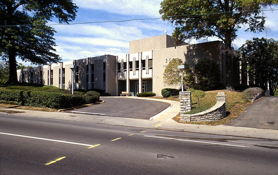 250 William Howard Taft Rd, Cincinnati, OH à vendre - Photo du bâtiment - Image 2 de 3