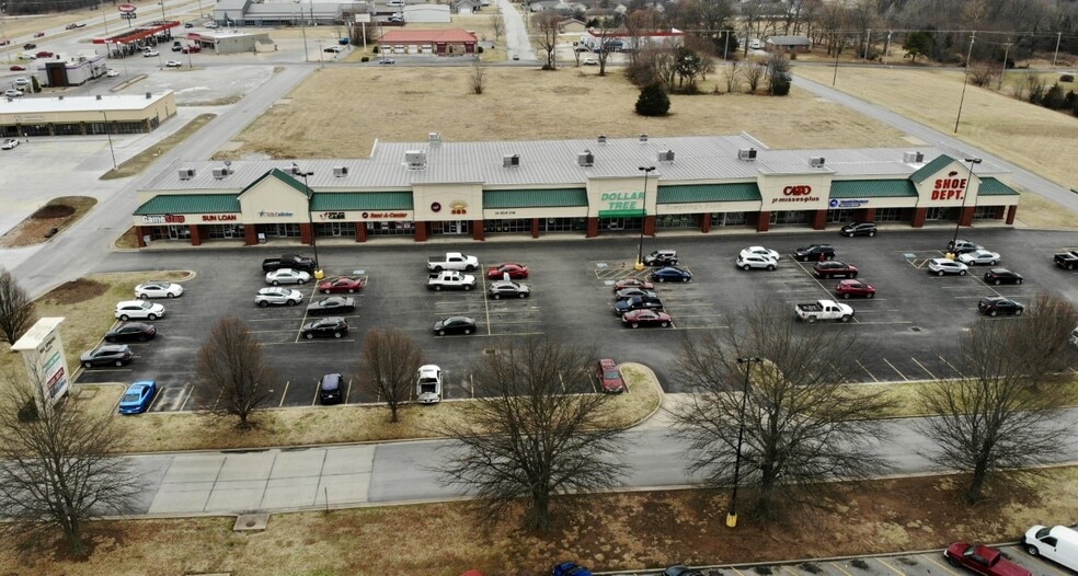 3201 Lusk Dr, Neosho, MO for lease - Building Photo - Image 2 of 18