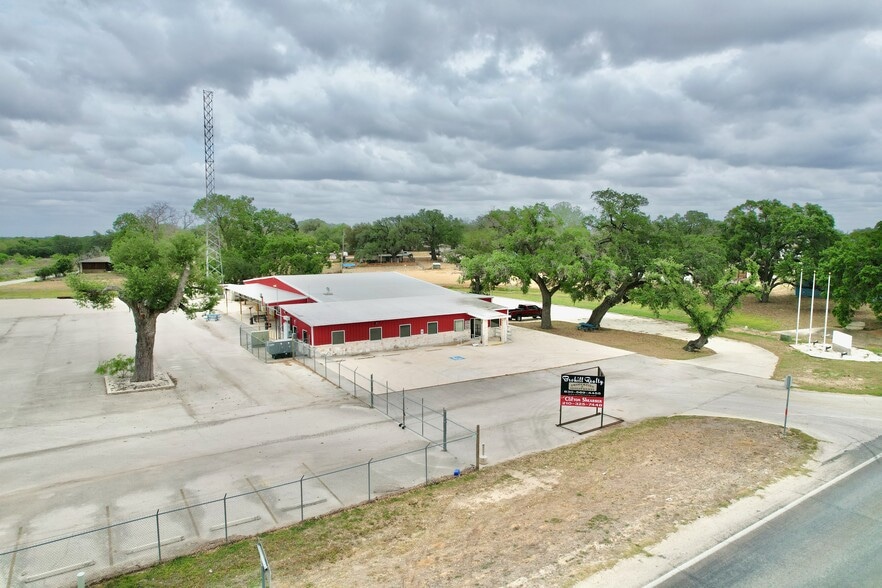 1200 Bensdale Rd, Pleasanton, TX for lease - Building Photo - Image 3 of 33