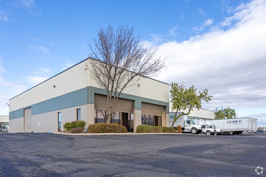 4069 W Shaw Ave, Fresno, CA à vendre - Photo principale - Image 1 de 8