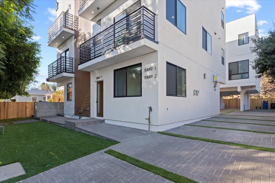 11447 Cumpston St, North Hollywood, CA à vendre - Photo du bâtiment - Image 2 de 39