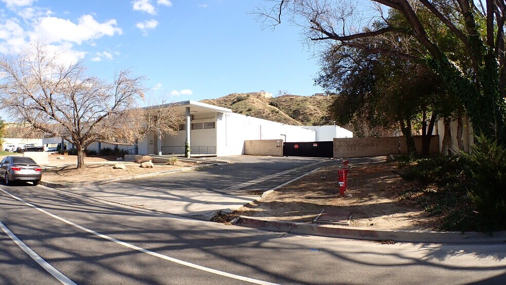 25562 Avenue Stanford, Valencia, CA à louer - Photo du bâtiment - Image 3 de 9