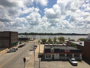 205 Washington St, Burlington, IA for lease Interior Photo- Image 1 of 15