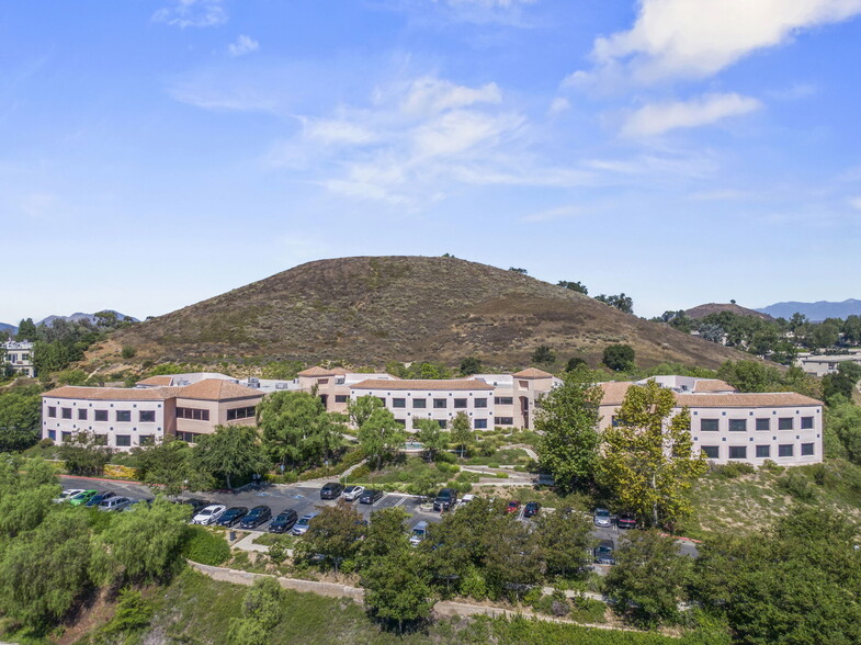 555 St Charles Dr, Thousand Oaks, CA for lease - Building Photo - Image 1 of 11