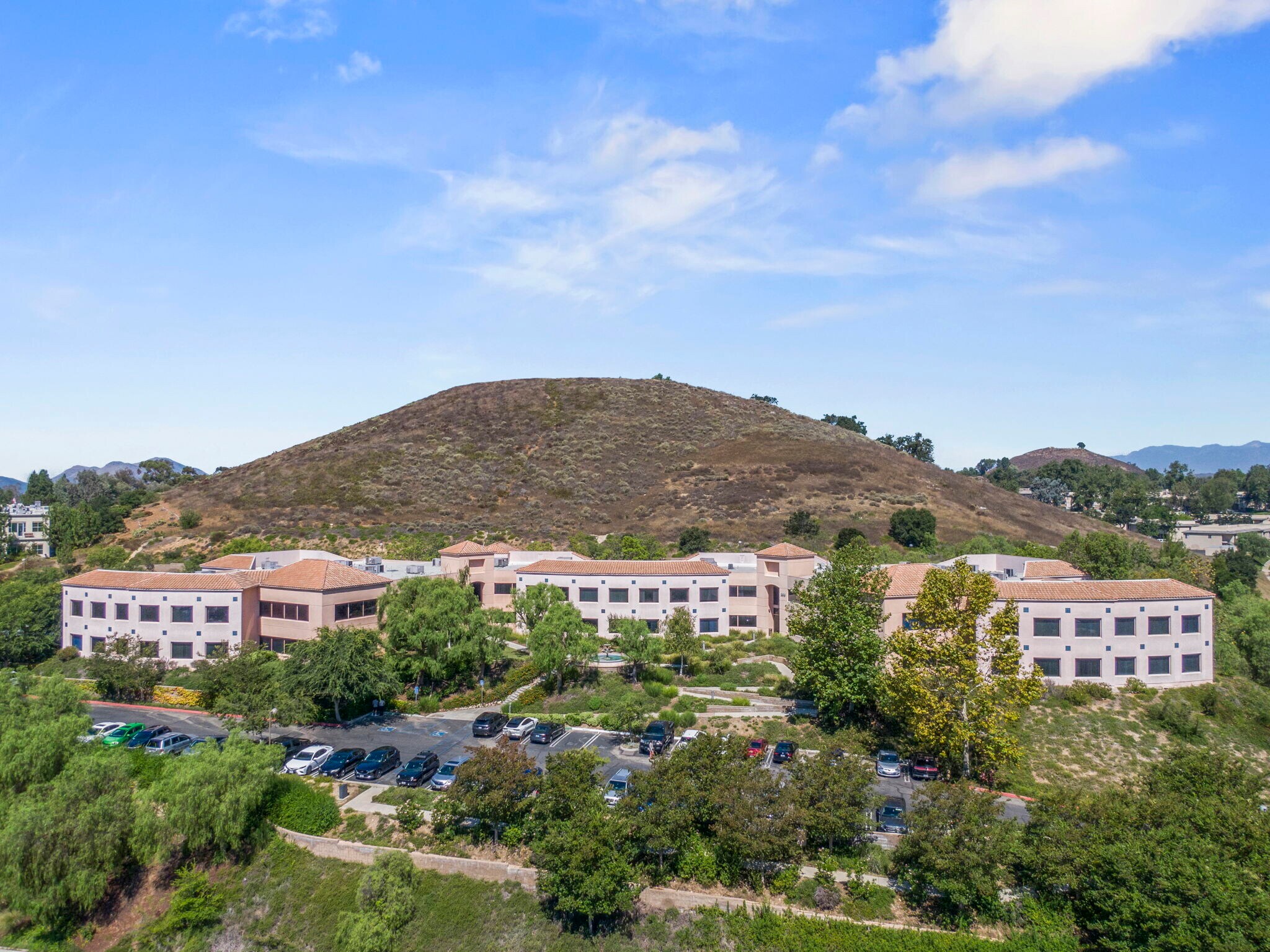 555 St Charles Dr, Thousand Oaks, CA à louer Photo du bâtiment- Image 1 de 12