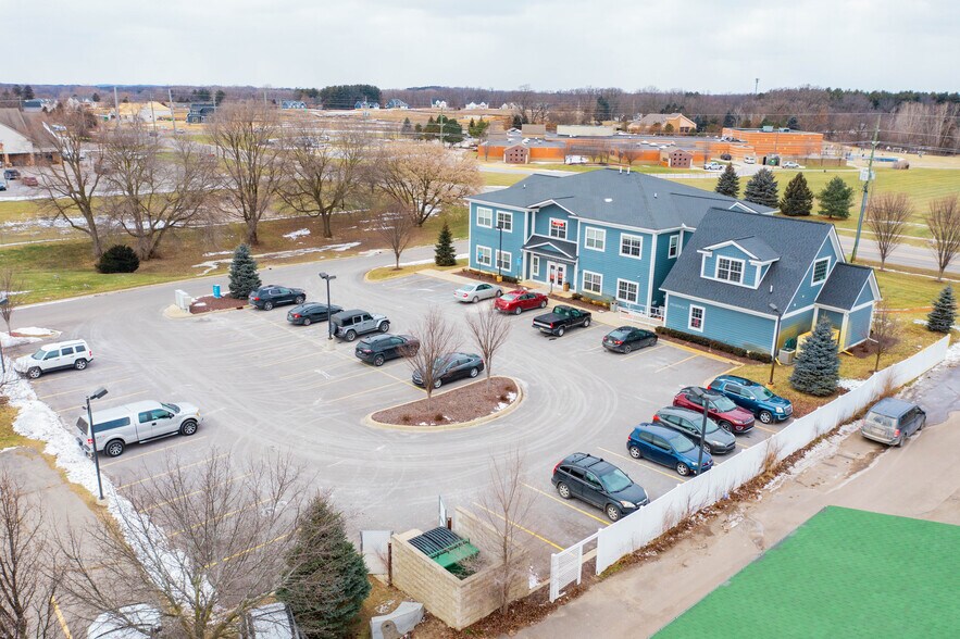 12660 10 Mile Rd, South Lyon, MI à louer - Photo du bâtiment - Image 2 de 10