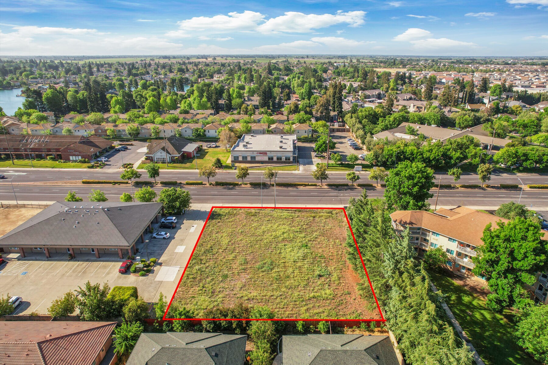 2115 W Kettleman Ln, Lodi, CA à vendre Photo du bâtiment- Image 1 de 12