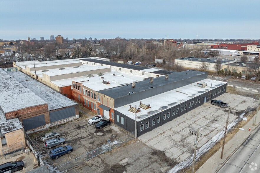 12500 Berea Rd, Lakewood, OH à louer - Photo du bâtiment - Image 3 de 7