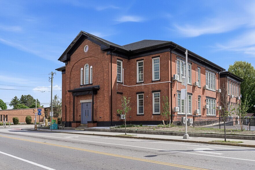 387 Broad St, Central Falls, RI à vendre - Photo du bâtiment - Image 1 de 41