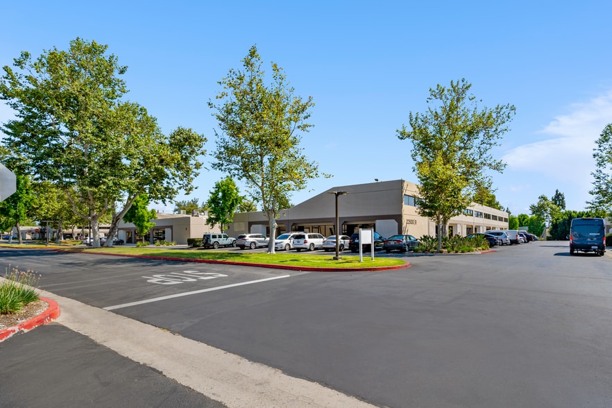 22722 Lambert St, Lake Forest, CA à louer - Photo du bâtiment - Image 2 de 17