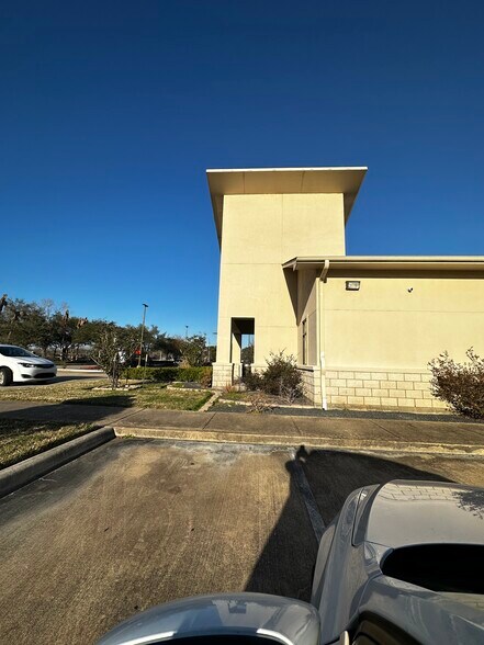 131 W Texas Ave, Webster, TX à louer - Photo du bâtiment - Image 2 de 14