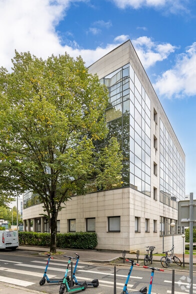 Office in Lyon for lease - Building Photo - Image 3 of 11