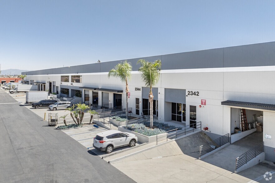 2340-2386 E Walnut Ave, Fullerton, CA à louer - Photo du bâtiment - Image 3 de 6
