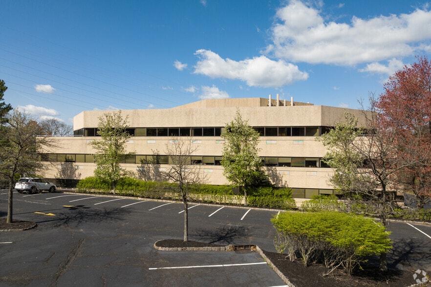 300 Executive Dr, West Orange, NJ à louer - Photo du bâtiment - Image 3 de 35