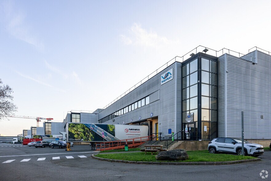 51 Rue Du Commandant Rolland, Le Bourget à louer - Photo du bâtiment - Image 2 de 2