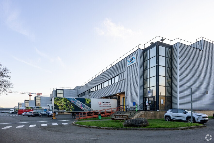 51 Rue Du Commandant Rolland, Le Bourget à louer - Photo du bâtiment - Image 2 de 2