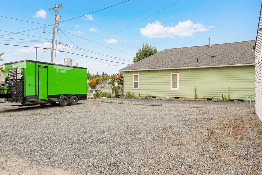 309 S Water St, Silverton, OR à louer - Photo du bâtiment - Image 3 de 41