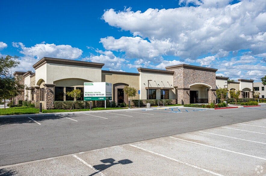 1623 E Holt Blvd, Ontario, CA à louer - Photo du bâtiment - Image 1 de 7