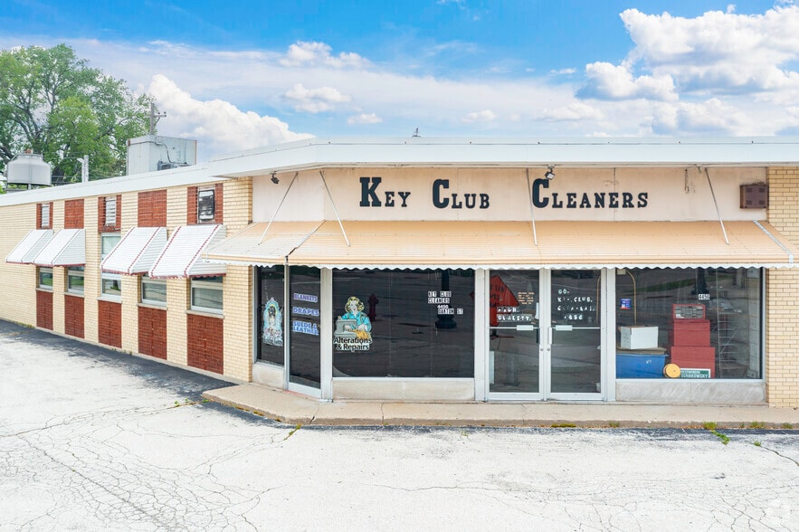 4456 Oakton St, Skokie, IL for lease - Primary Photo - Image 1 of 5