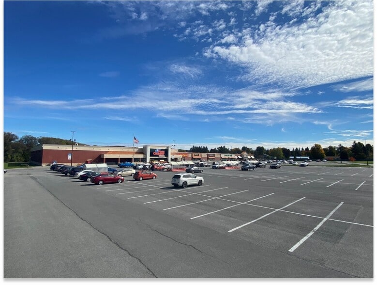 2422 Madison Marketplace, Hamilton, NY à louer - Photo du bâtiment - Image 3 de 4
