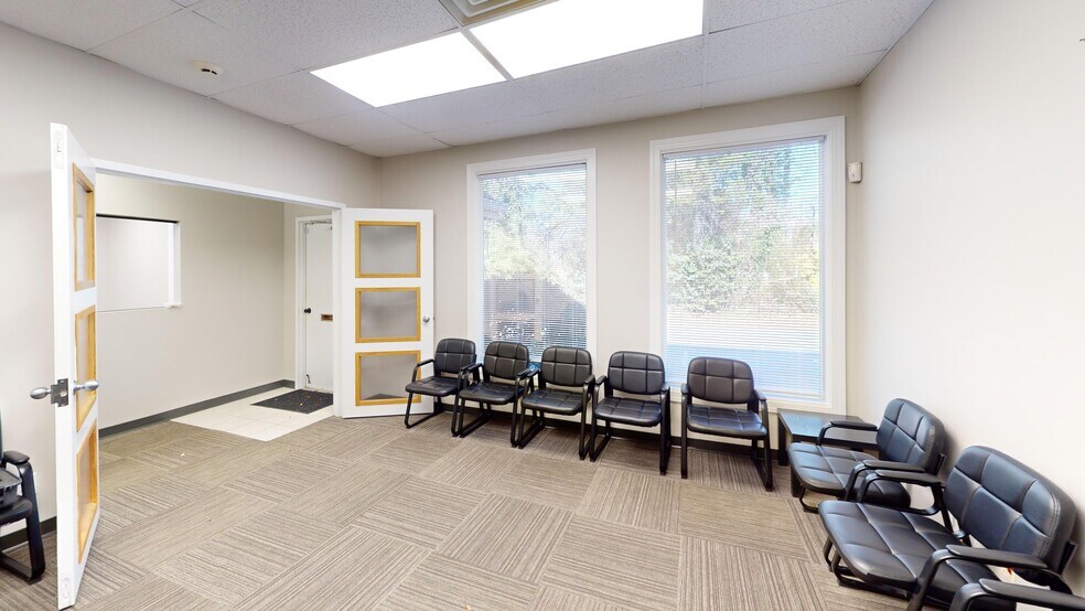 1403 Eastchester Dr, High Point, NC à louer - Photo du bâtiment - Image 2 de 7