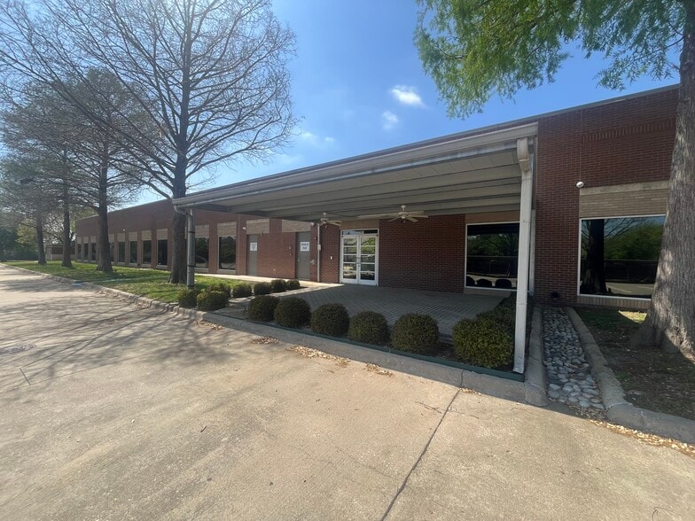 4450 Sojourn Dr, Addison, TX for lease - Building Photo - Image 3 of 6