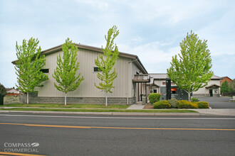 63004 NE 18th St, Bend, OR à louer Photo du bâtiment- Image 2 de 2