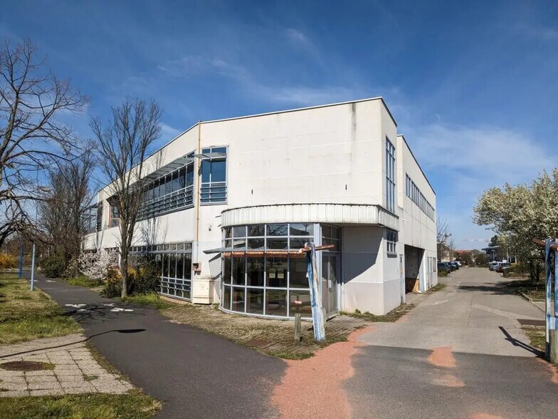 Retail in Bron for lease - Building Photo - Image 2 of 10