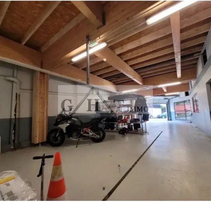 Industrial in Montreuil for sale Interior Photo- Image 1 of 11