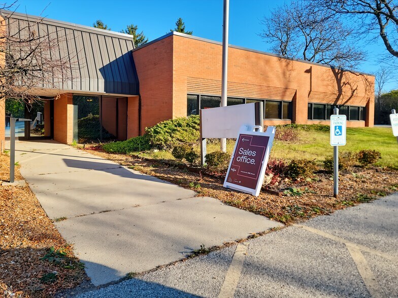 120 Bishops Way, Brookfield, WI à louer - Photo du bâtiment - Image 3 de 14