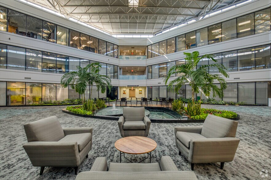 5404 Cypress Center Dr, Tampa, FL à louer - Hall d’entrée - Image 3 de 25