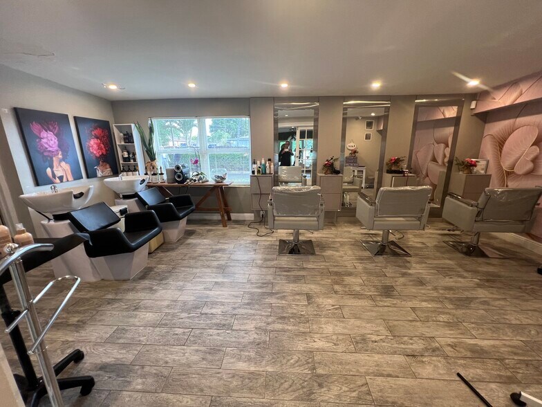 16921 NE 6th Ave, North Miami Beach, FL à vendre - Photo intérieure - Image 3 de 24