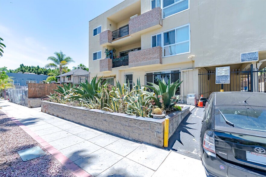 741 S Hobart Blvd, Los Angeles, CA à vendre - Photo du bâtiment - Image 2 de 64