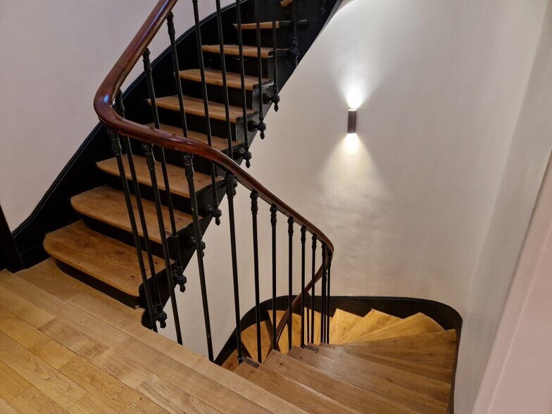28 Rue Des Petits Hôtels, Paris for lease - Building Photo - Image 3 of 7